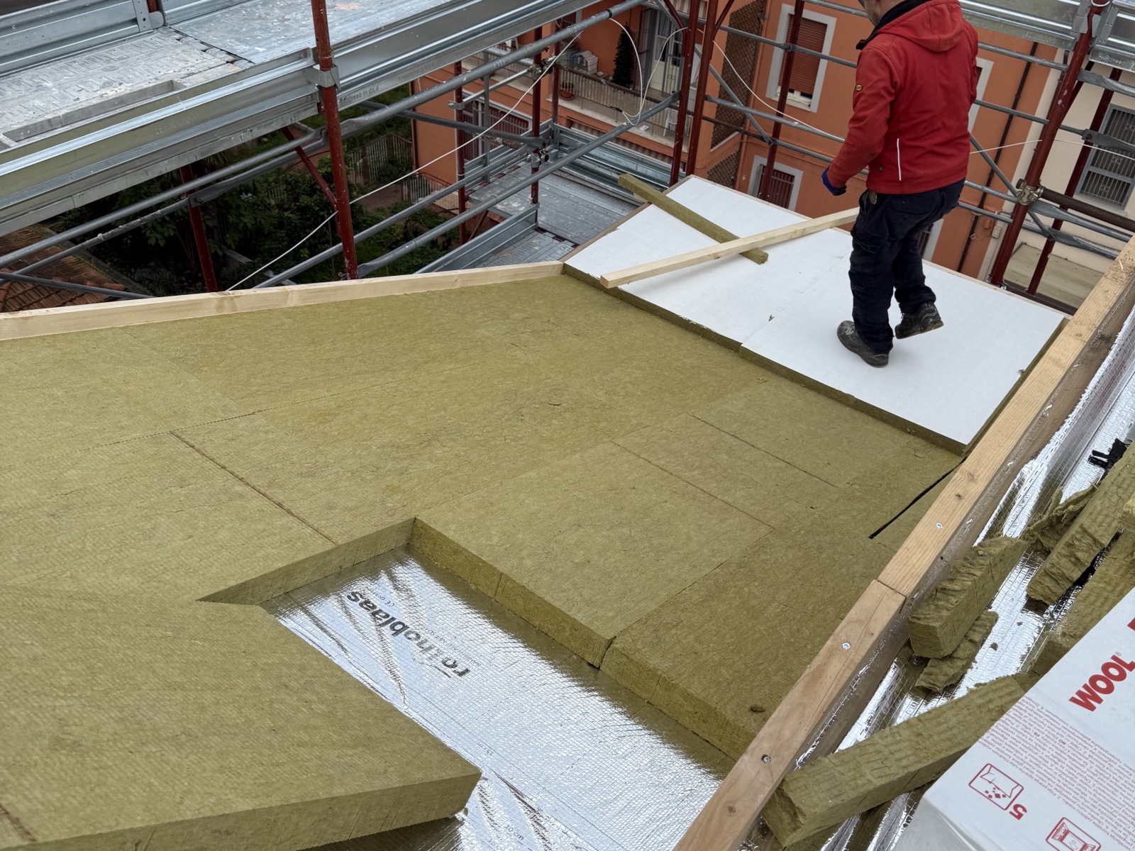 Sopraelevazione in legno di un condominio in via Martiri Angolani