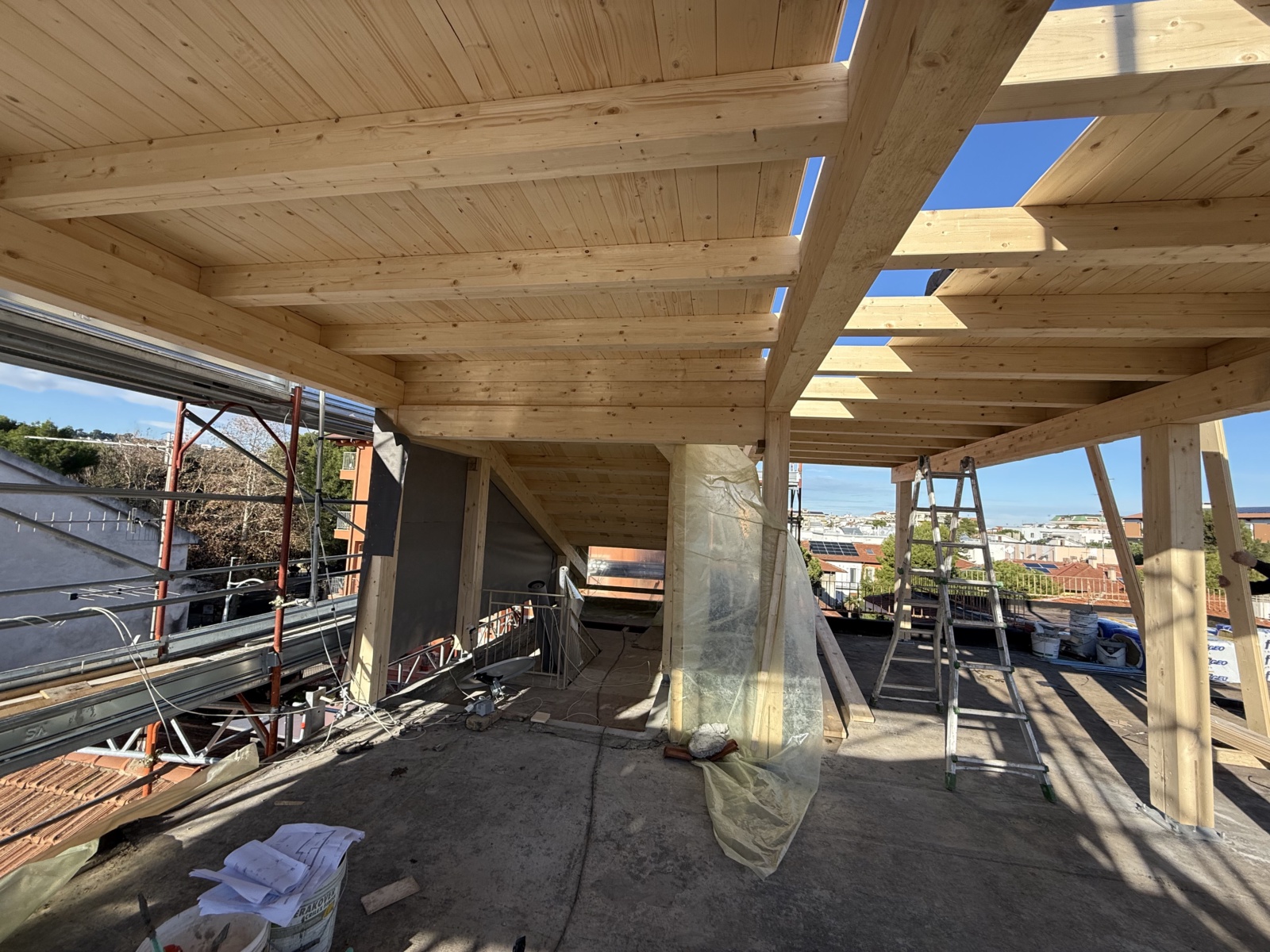 Sopraelevazione in legno di un condominio in via Martiri Angolani