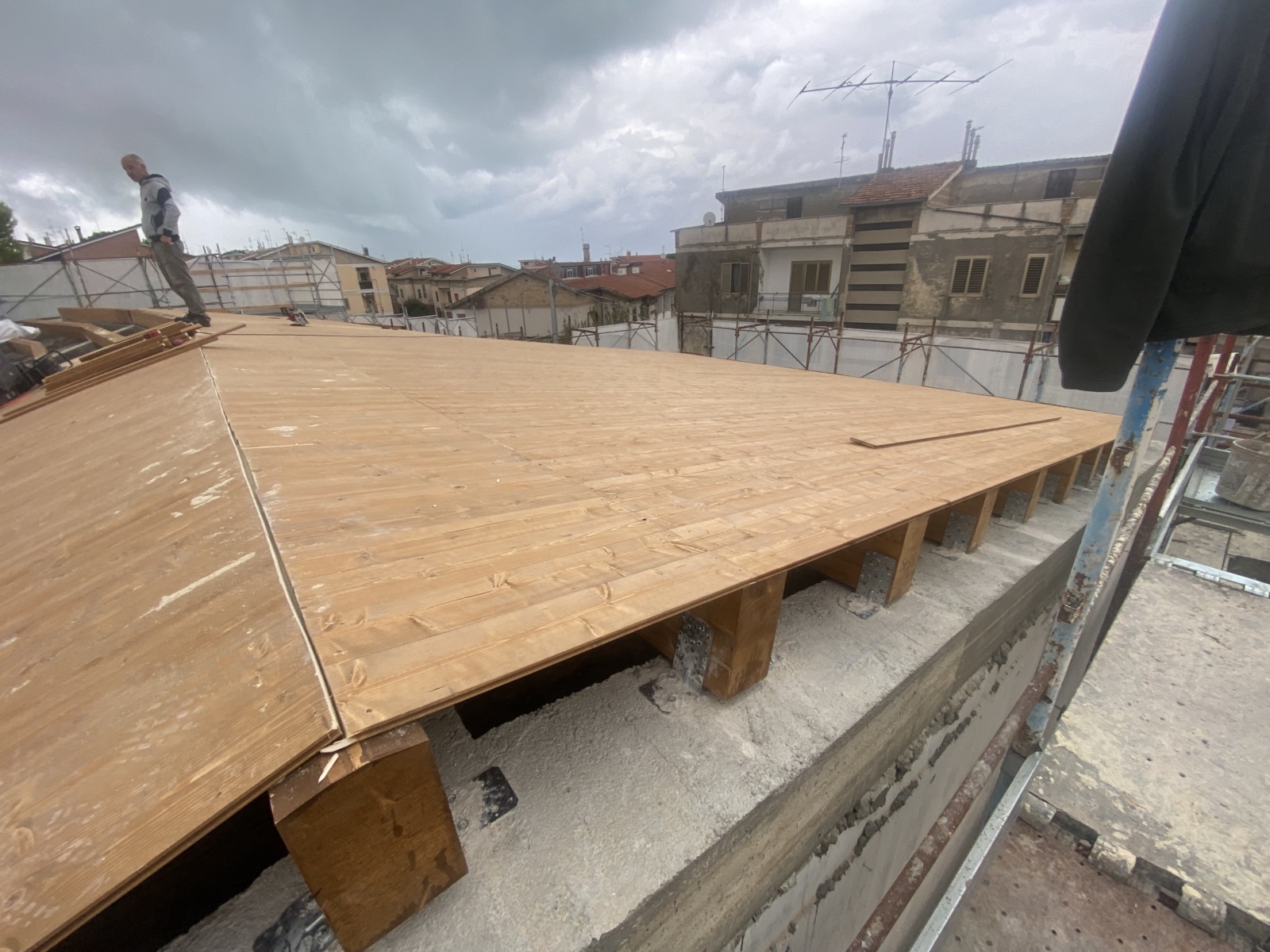 Realizzazione di una nuova copertura di una villa in via Tirino