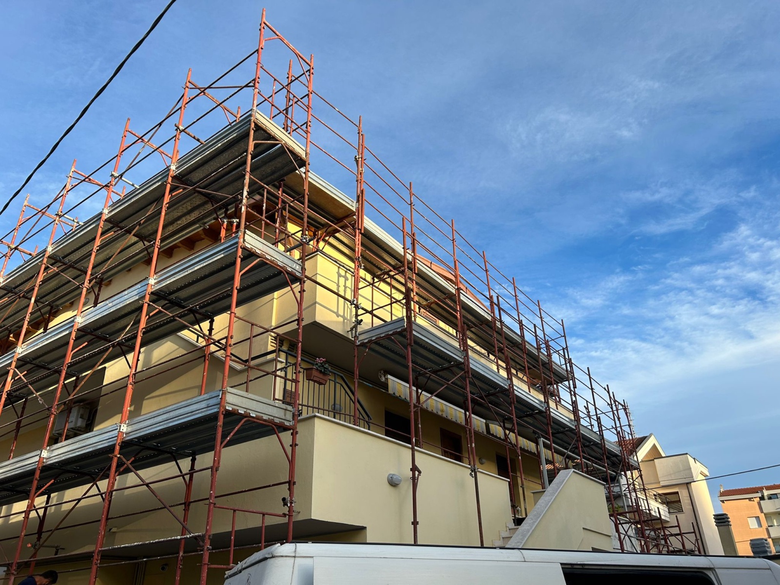Ristrutturazione con adeguamento sismico ed energetico di una palazzina in via di Sotto
