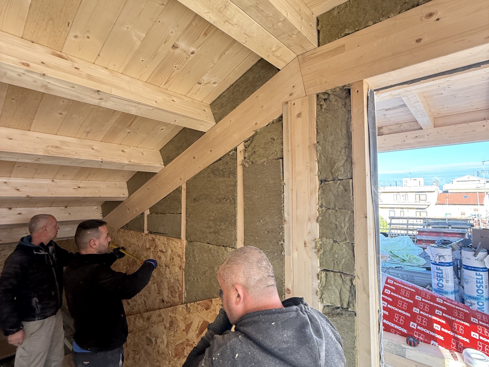 Sopraelevazione in legno di un condominio in via Martiri Angolani
