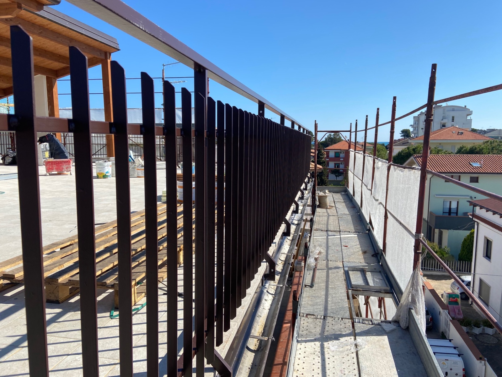 Ristrutturazione con adeguamento sismico ed energetico e sopraelevazione di un condominio in via Reno