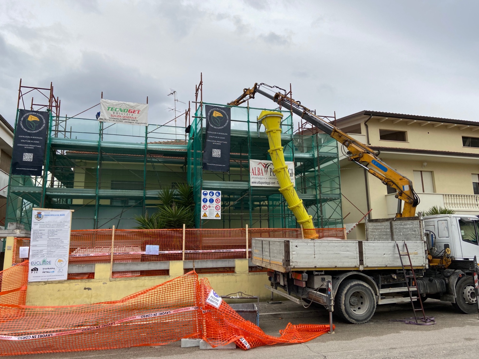 Ristrutturazione con adeguamento energetico e sismico di un piccolo condominio in via Figlia di Iorio