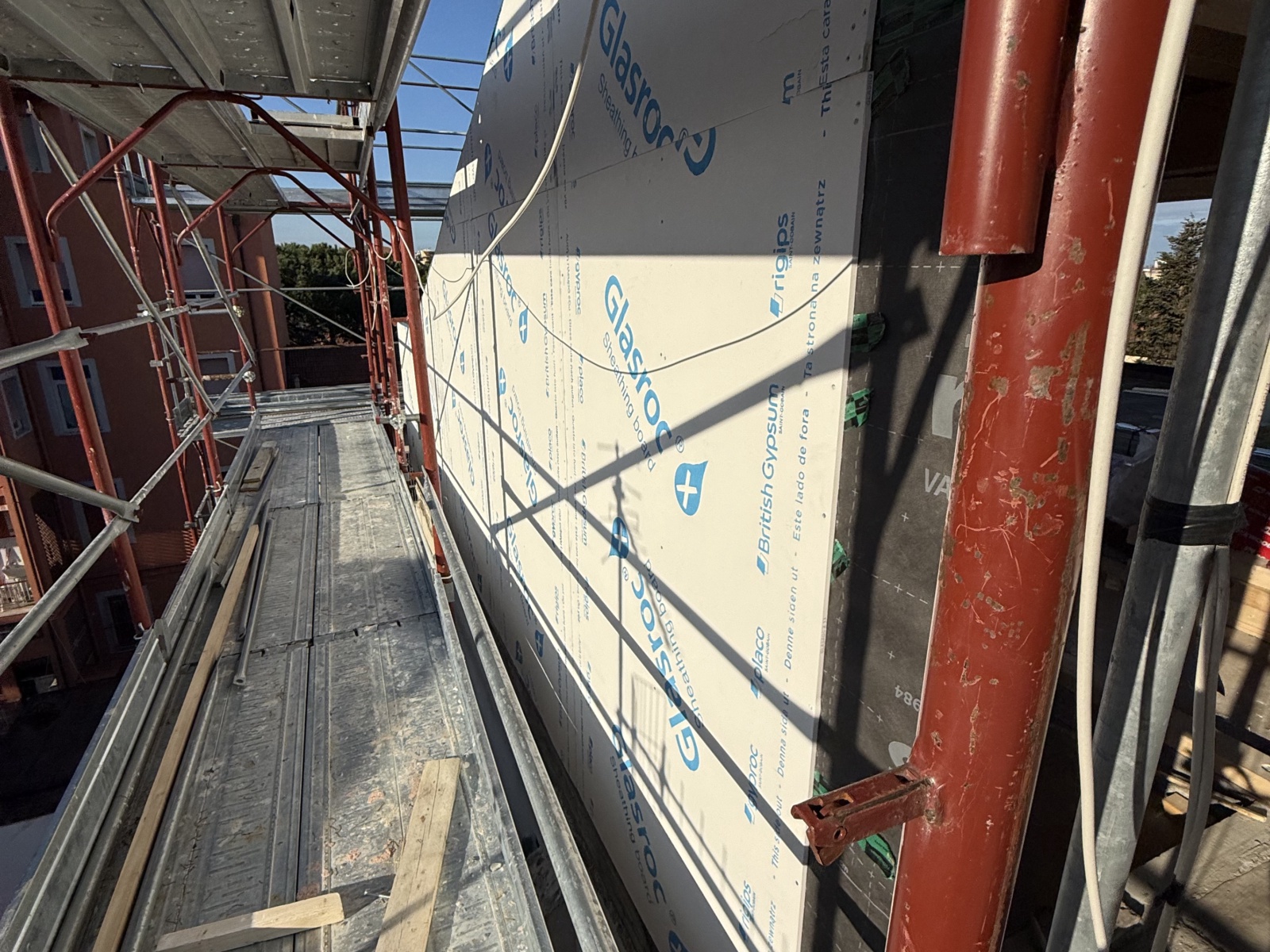Sopraelevazione in legno di un condominio in via Martiri Angolani