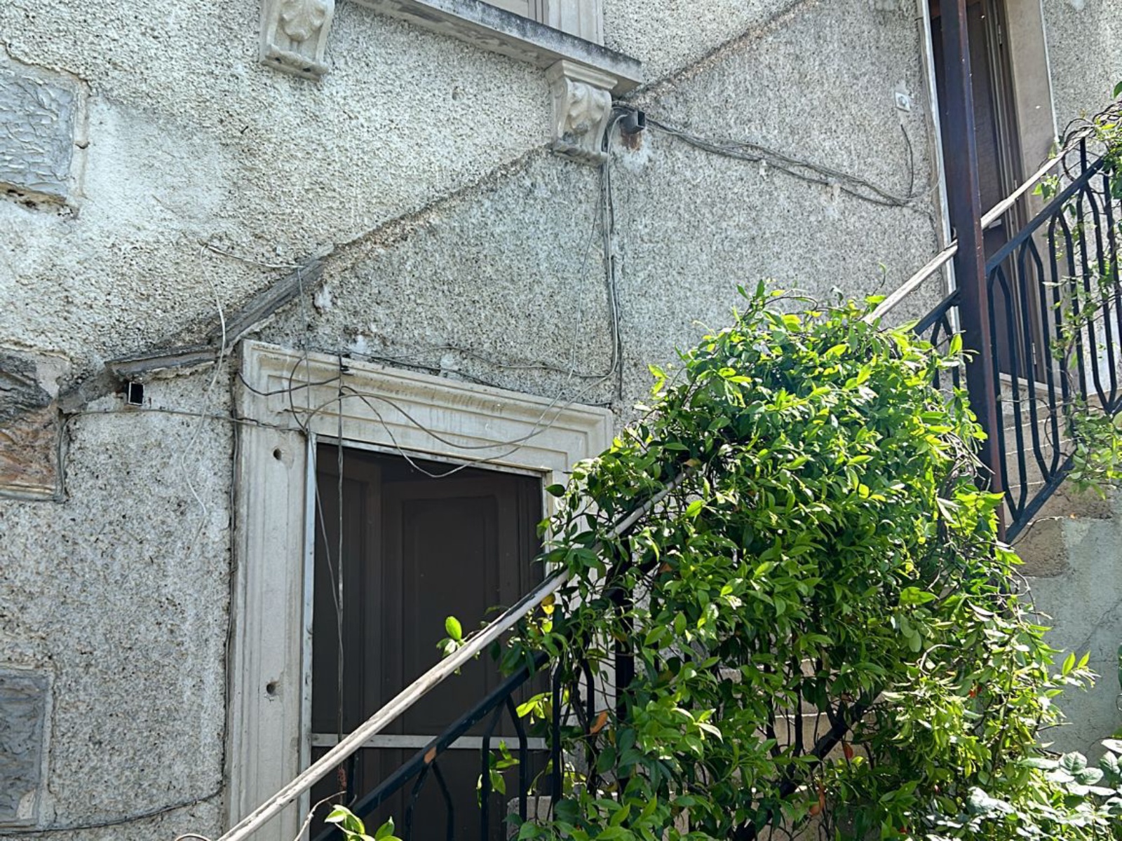 Ristrutturazione con adeguamento sismico ed energetico di un piccolo condominio