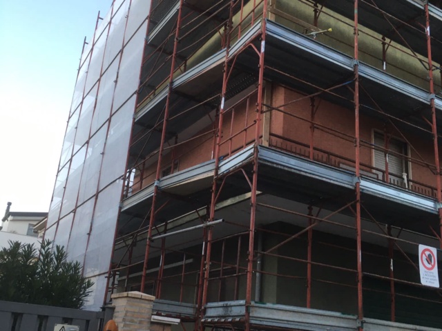 Ristrutturazione con adeguamento sismico ed energetico e sopraelevazione di un condominio in via Reno