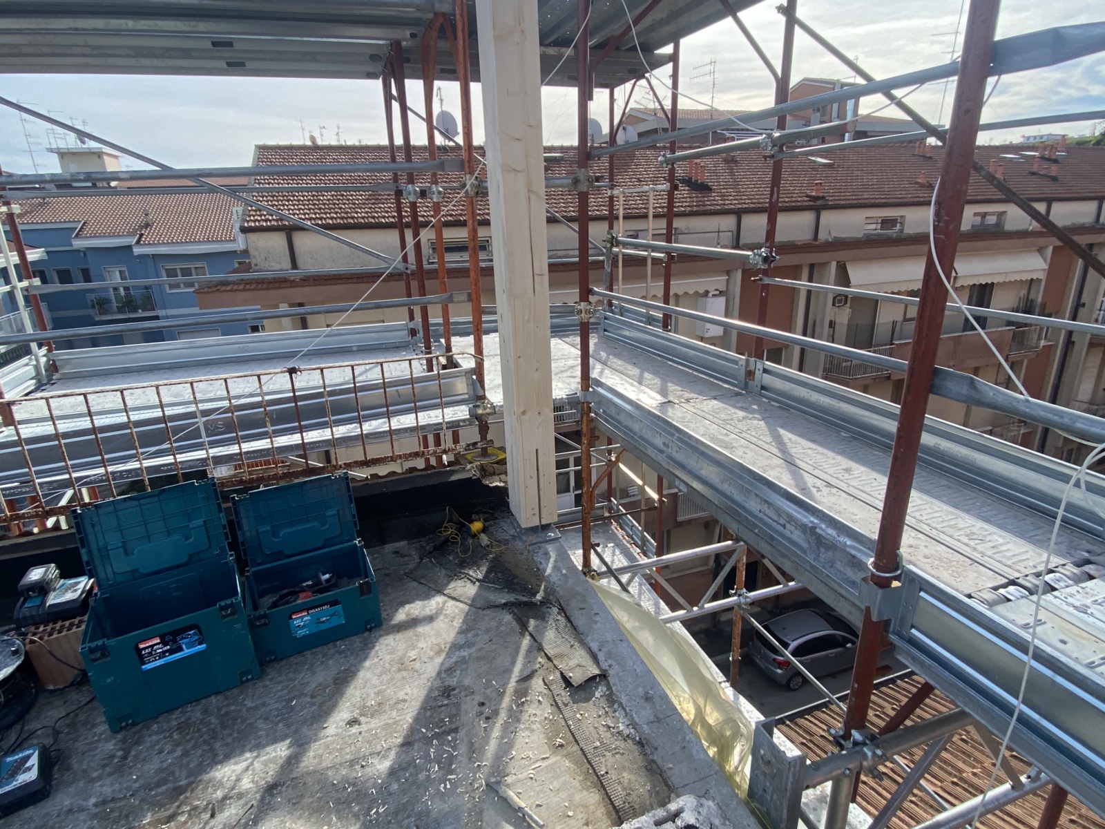 Sopraelevazione in legno di un condominio in via Martiri Angolani
