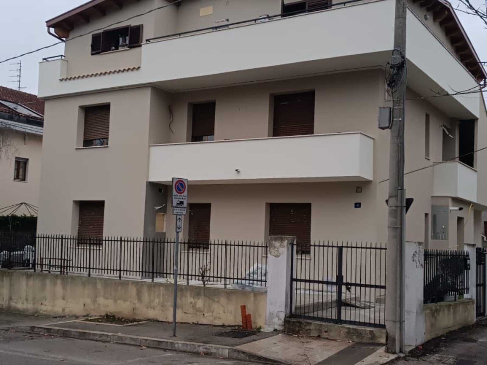 Ristrutturazione con adeguamento sismico ed energetico di una palazzina in via di Sotto