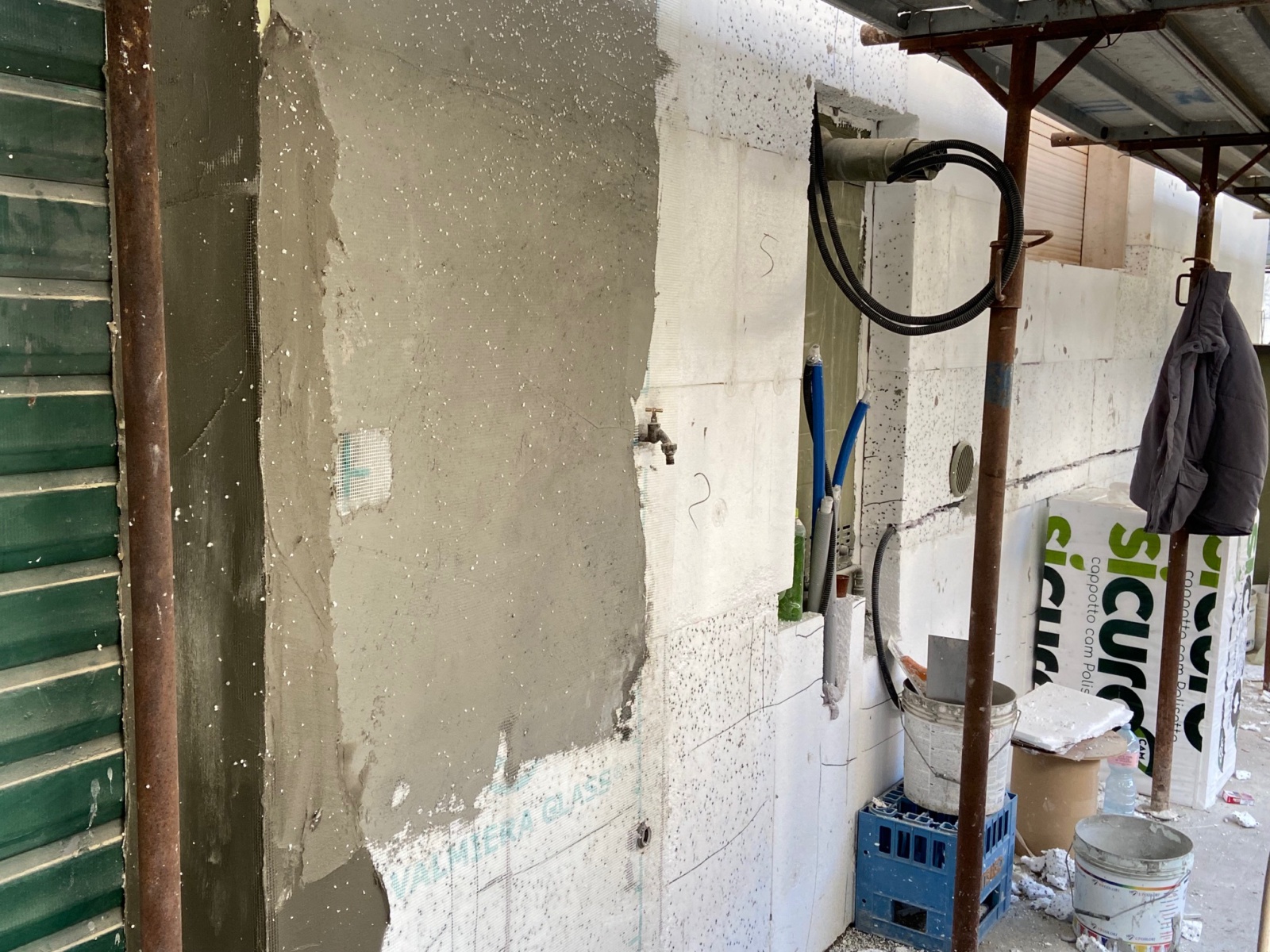 Ristrutturazione con adeguamento sismico ed energetico e sopraelevazione di un condominio in via Reno