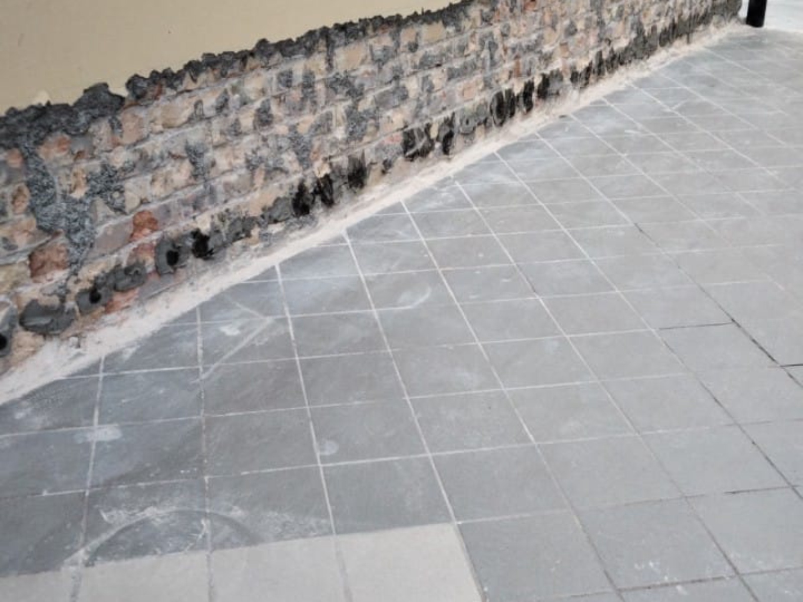 Ristrutturazione con adeguamento sismico ed energetico di una palazzina in via di Sotto