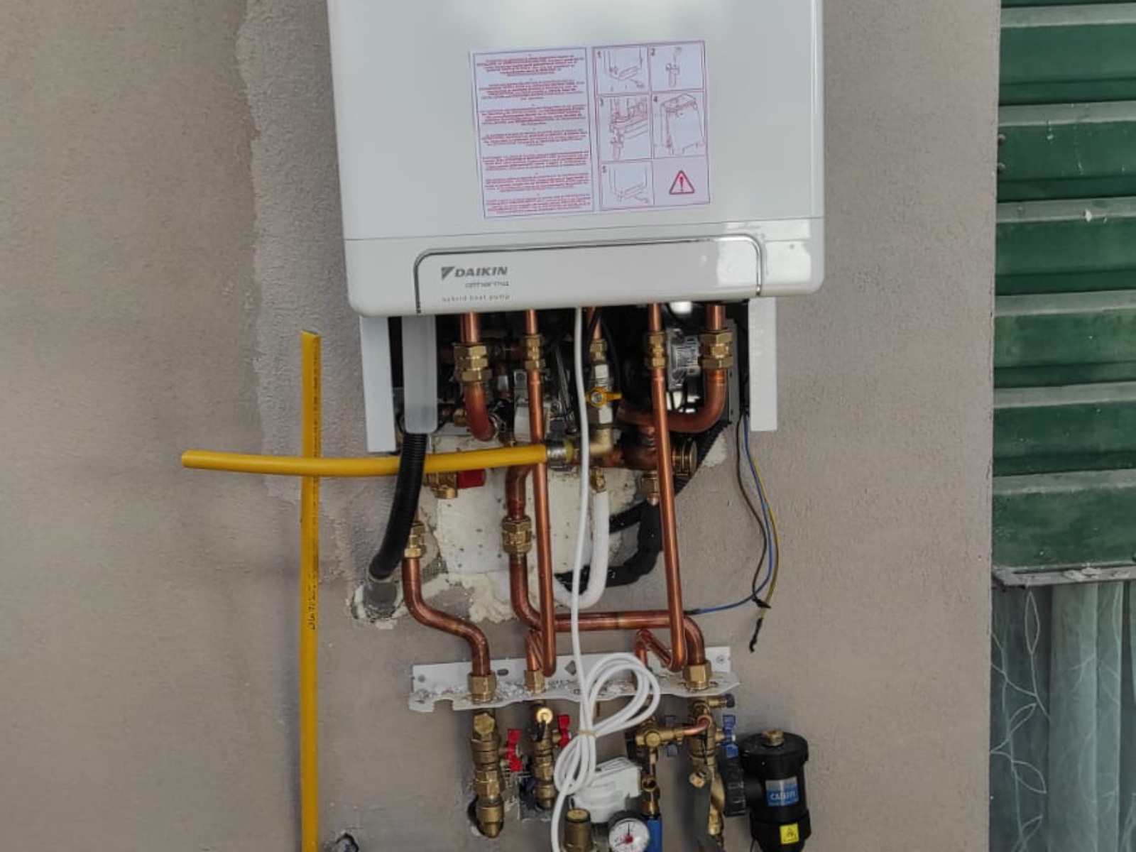 Ristrutturazione con adeguamento sismico ed energetico e sopraelevazione di un condominio in via Reno