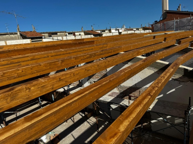 Realizzazione di una nuova copertura di una villa in via Tirino