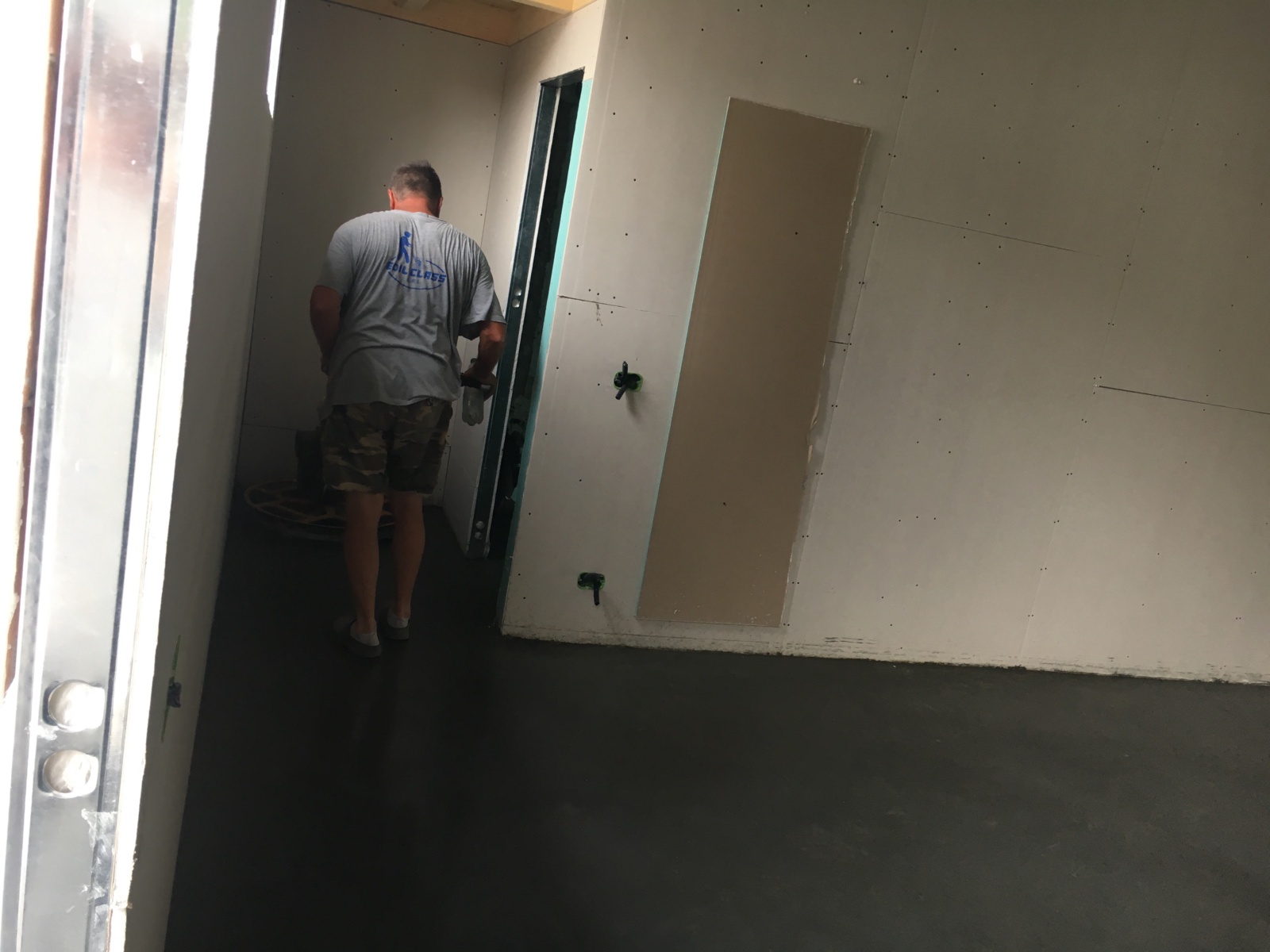 Trasformazione di un vecchio magazzino in un moderno ufficio-showroom