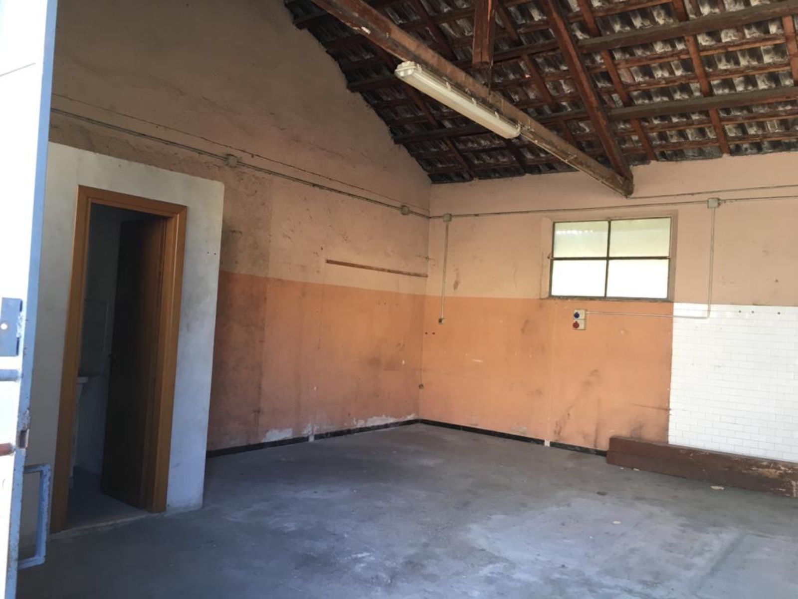Trasformazione di un vecchio magazzino in un moderno ufficio-showroom