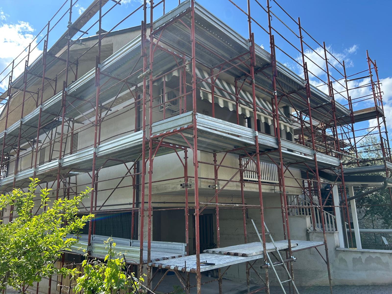 Ristrutturazione con adeguamento sismico ed energetico di un condominio in via Mazzini