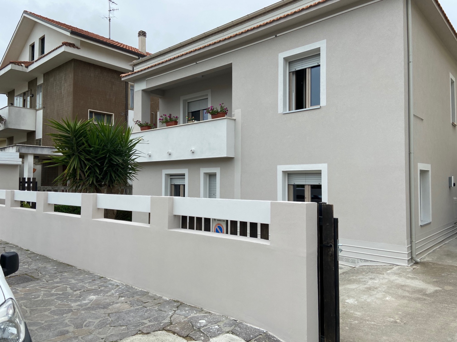 Ristrutturazione con adeguamento energetico e sismico di un piccolo condominio in via Figlia di Iorio