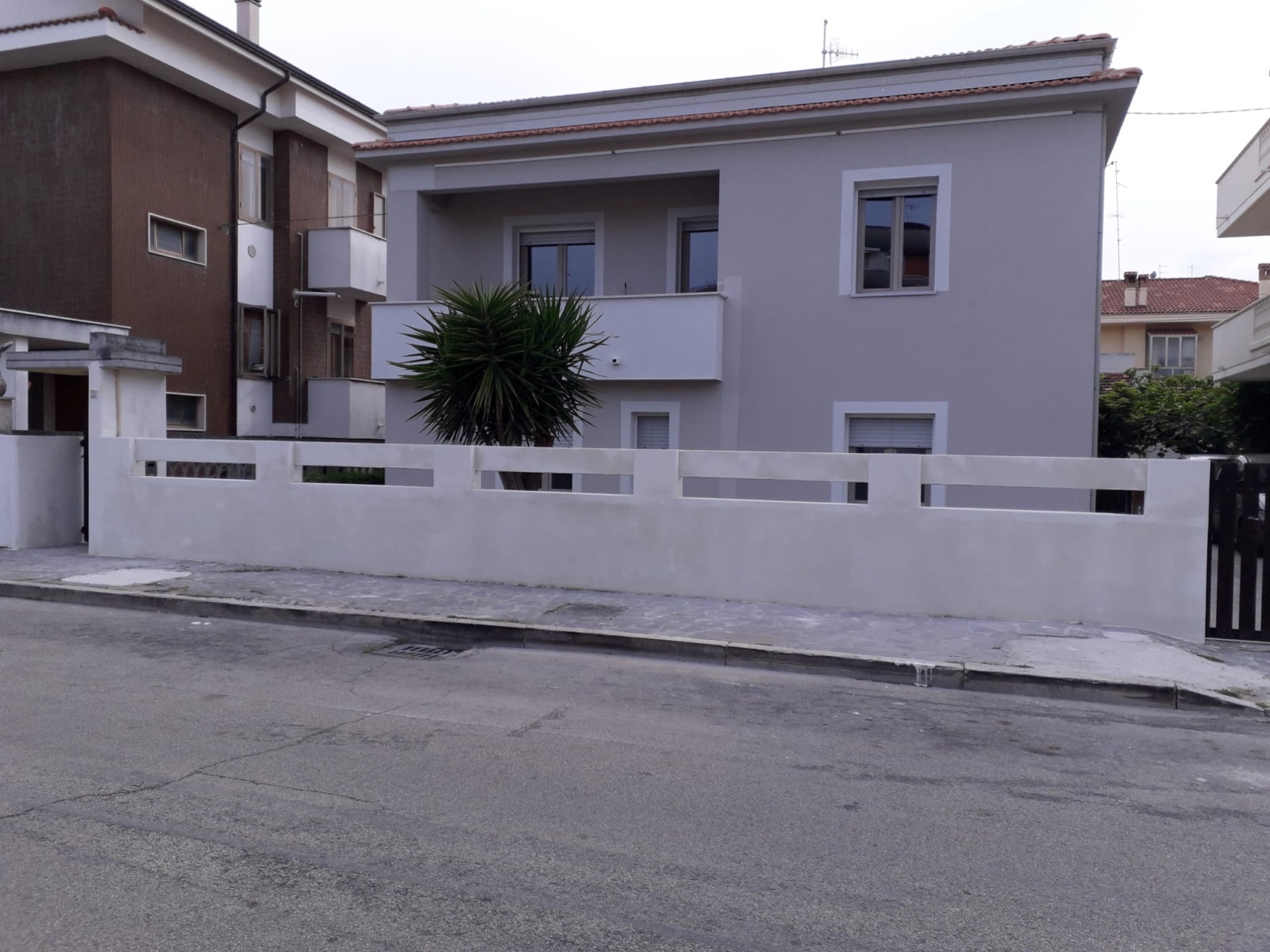 Ristrutturazione con adeguamento energetico e sismico di un piccolo condominio in via Figlia di Iorio