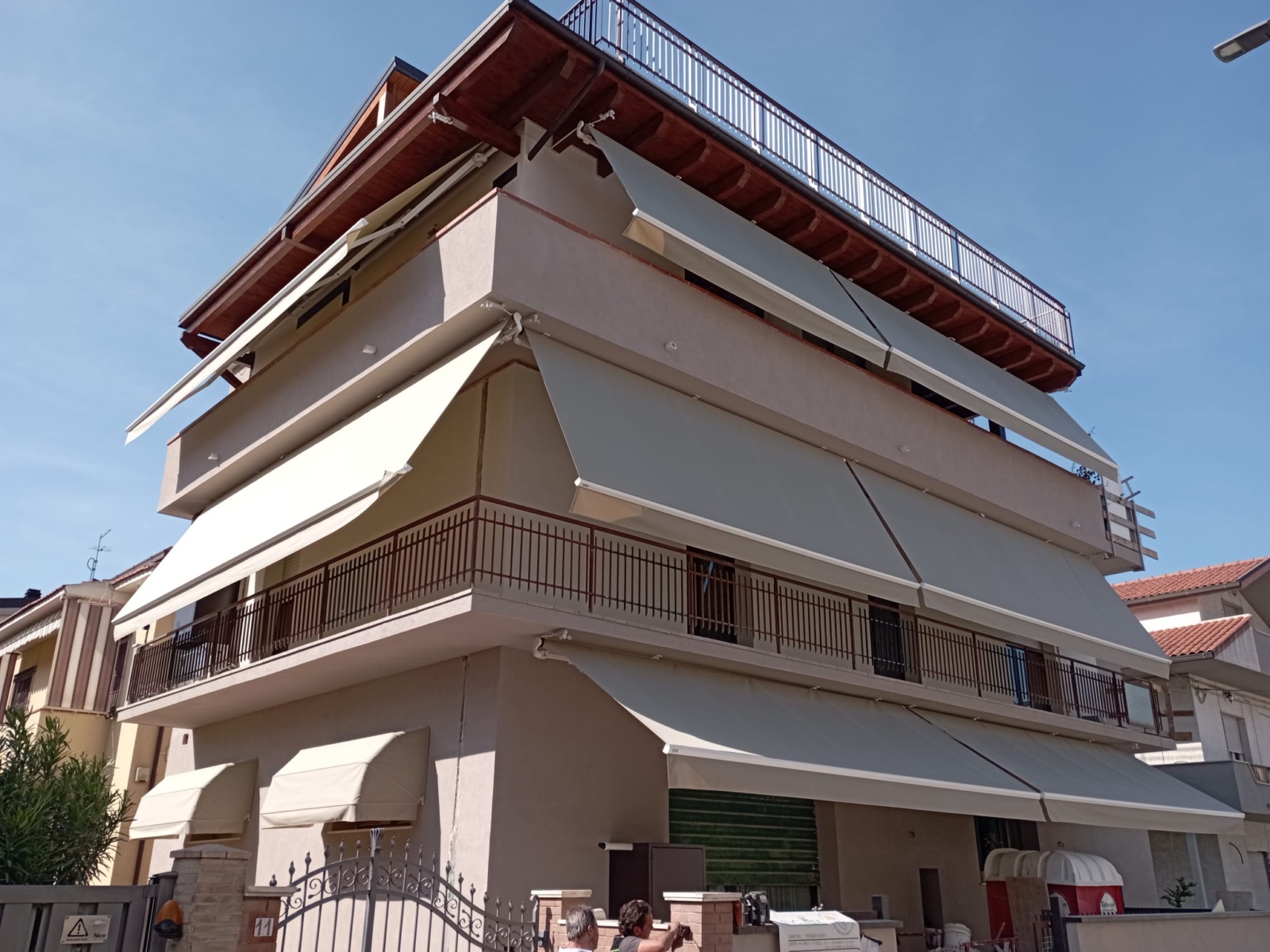 Ristrutturazione con adeguamento sismico ed energetico e sopraelevazione di un condominio in via Reno
