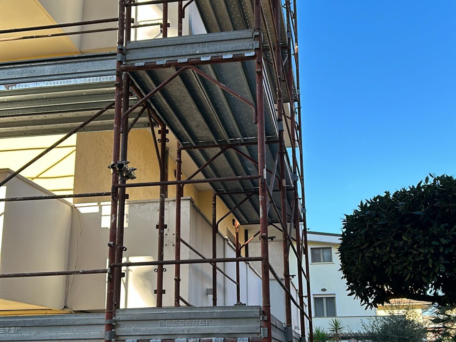 Ristrutturazione con adeguamento sismico di un condominio in via Tirino