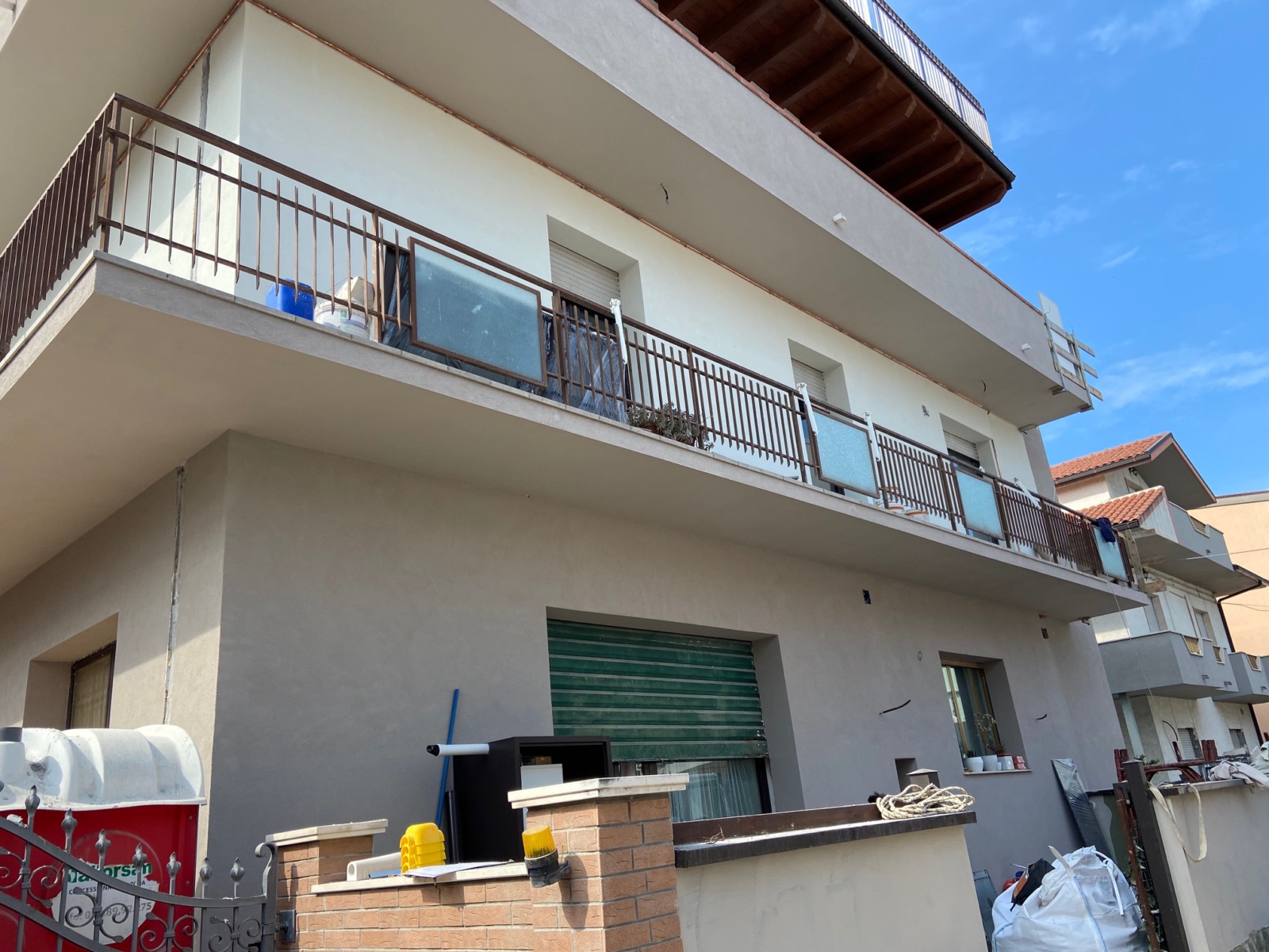 Ristrutturazione con adeguamento sismico ed energetico e sopraelevazione di un condominio in via Reno