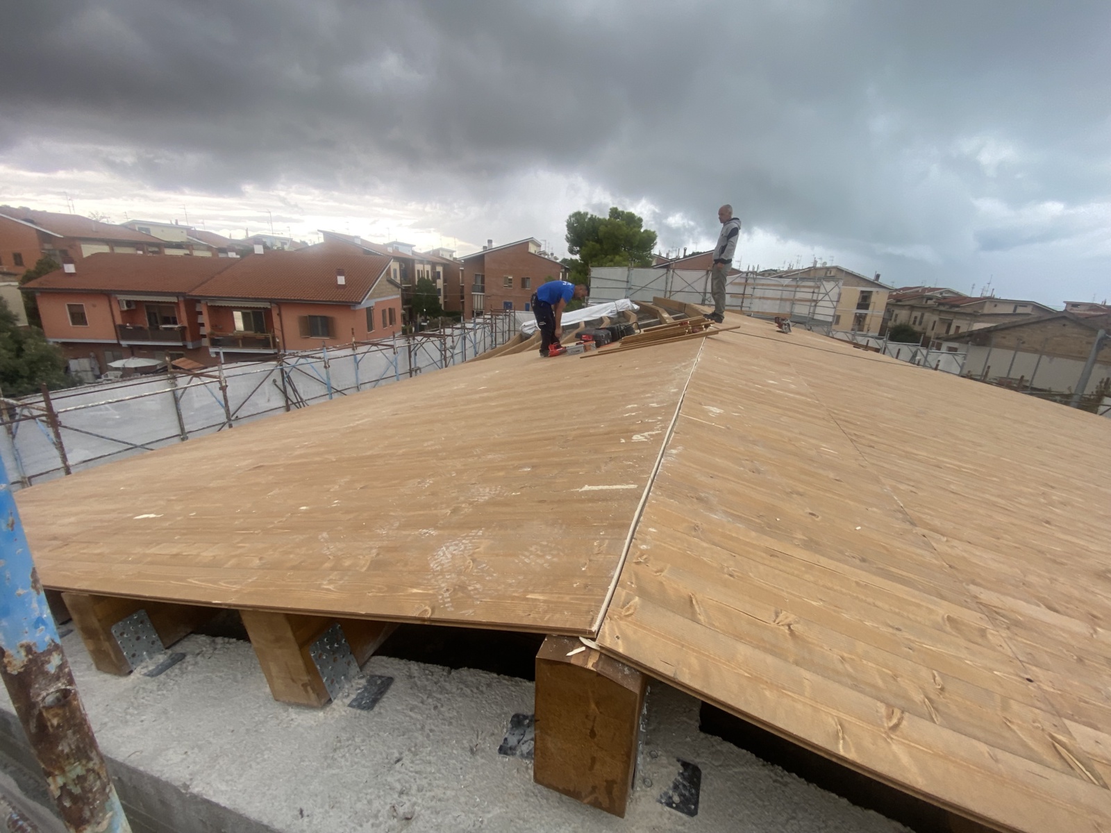 Realizzazione di una nuova copertura di una villa in via Tirino