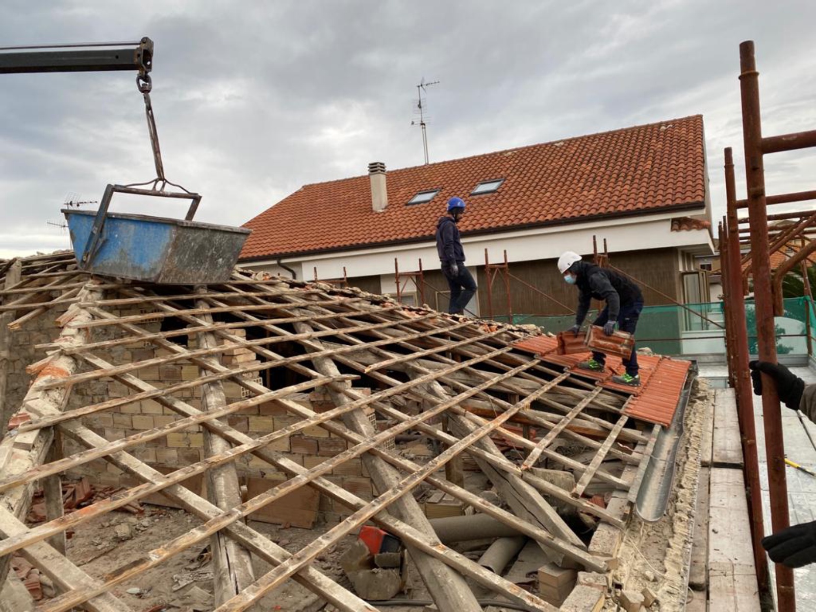 Ristrutturazione con adeguamento energetico e sismico di un piccolo condominio in via Figlia di Iorio