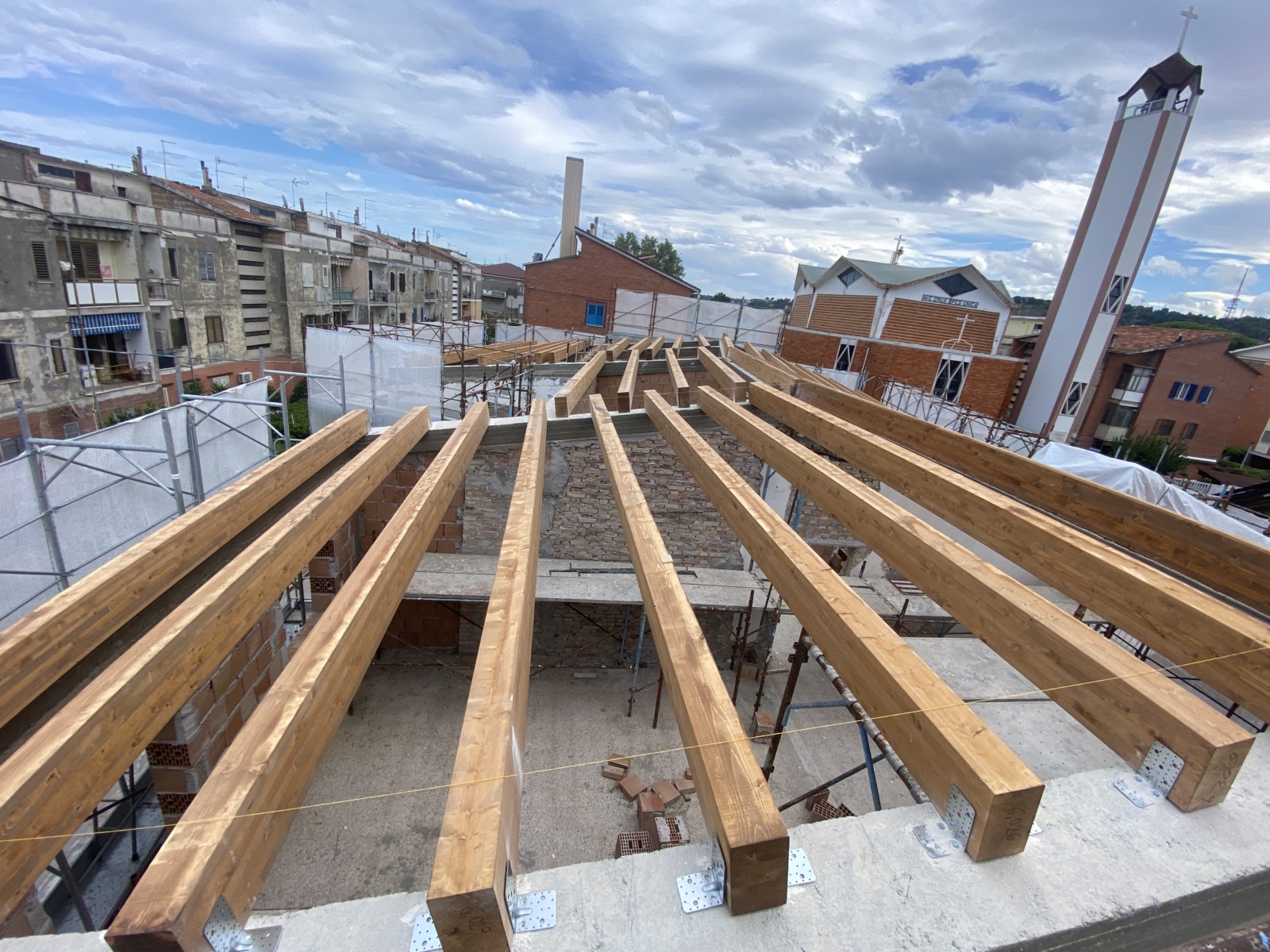 Realizzazione di una nuova copertura di una villa in via Tirino