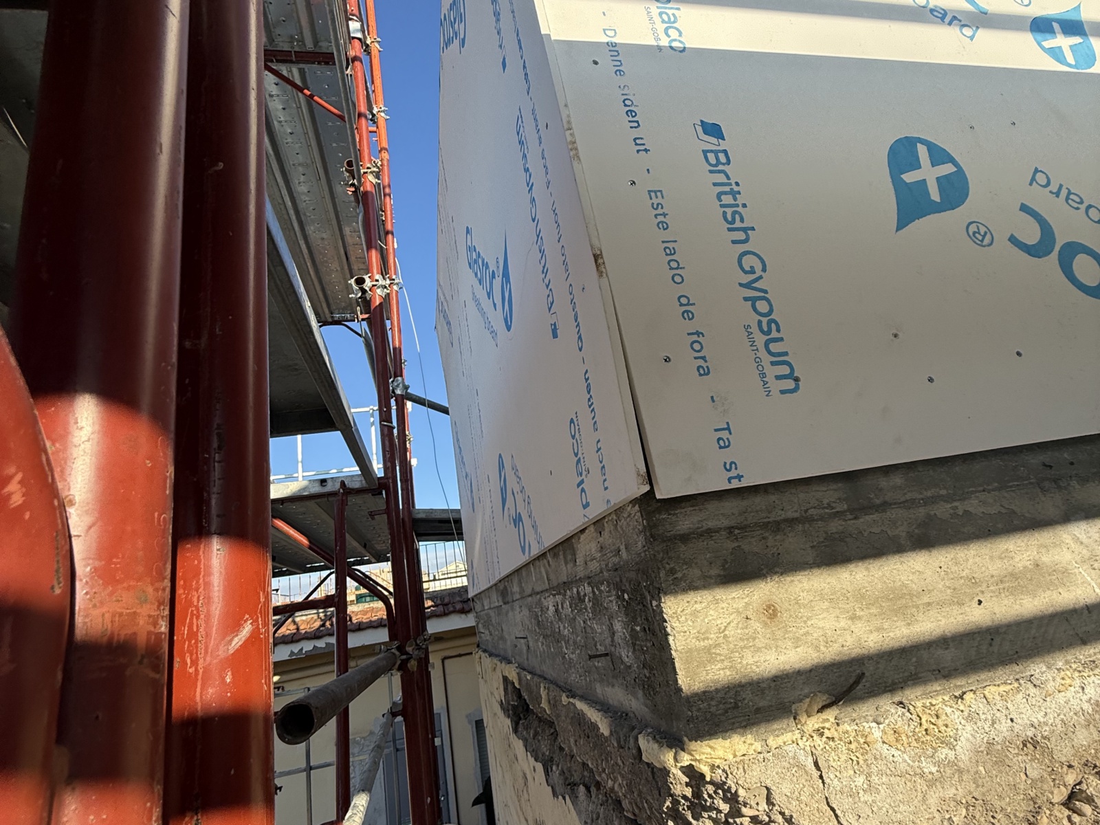 Sopraelevazione in legno di un condominio in via Martiri Angolani