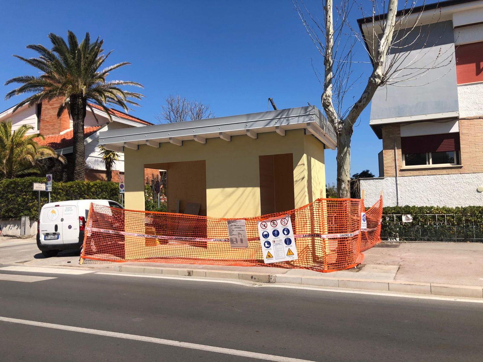 Realizzazione di una nuova edicola in legno in viale Alcione