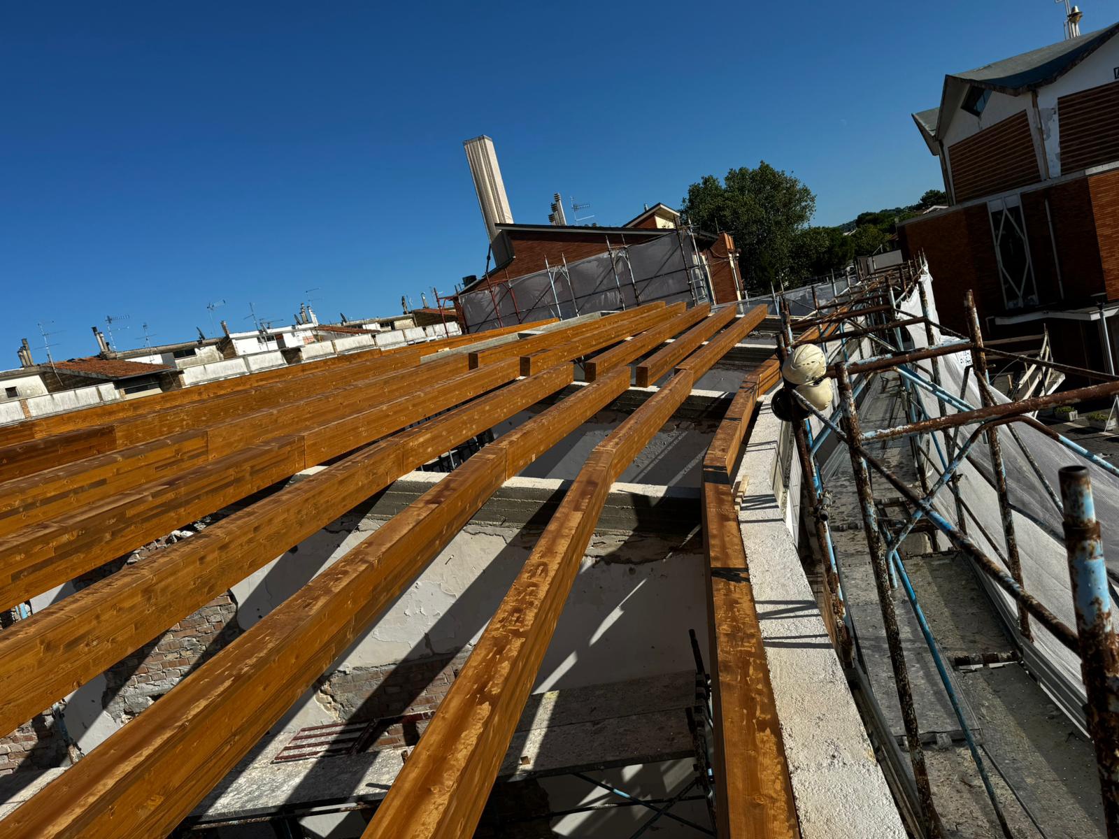 Realizzazione di una nuova copertura di una villa in via Tirino