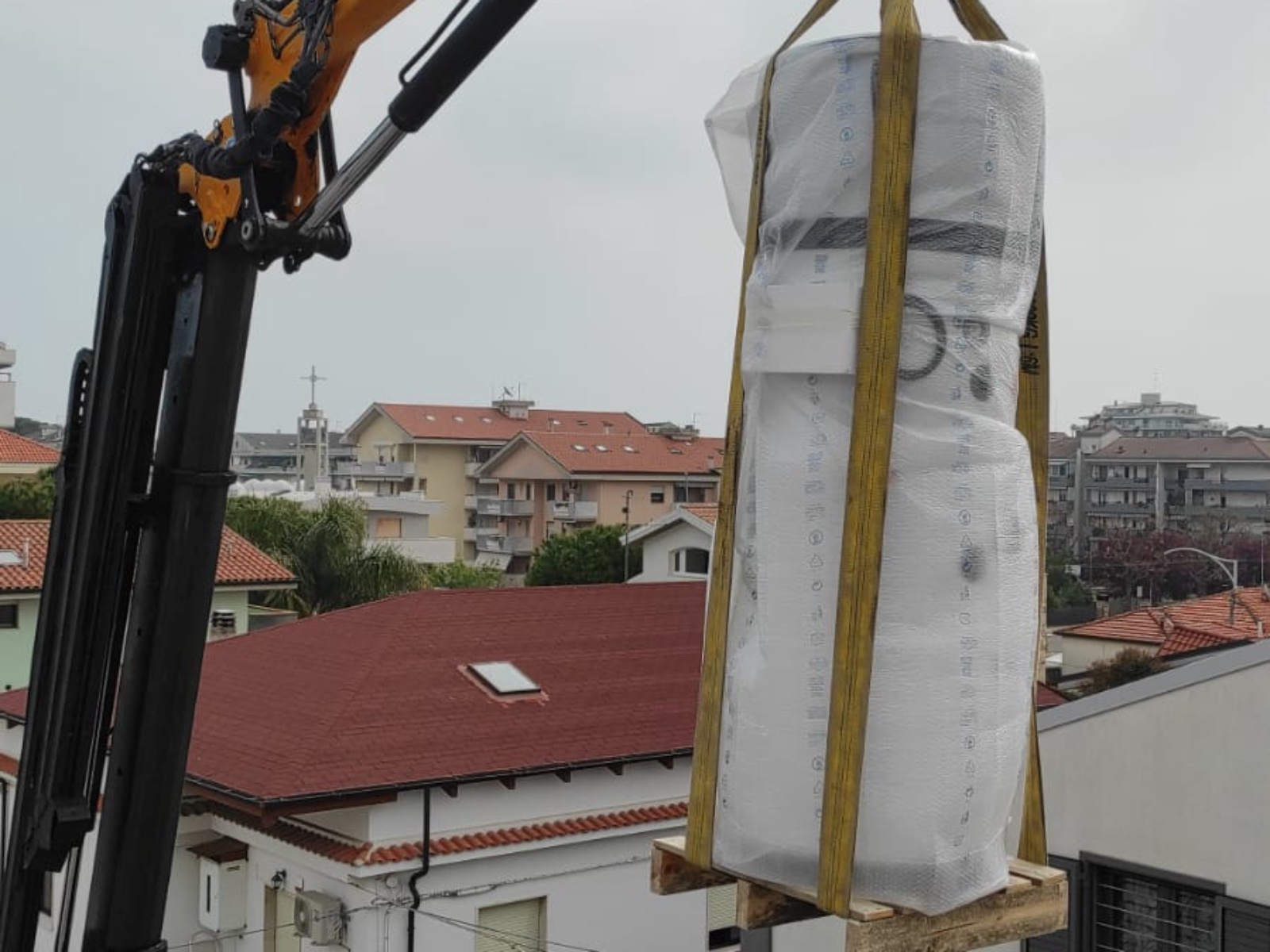 Ristrutturazione con adeguamento sismico ed energetico e sopraelevazione di un condominio in via Reno