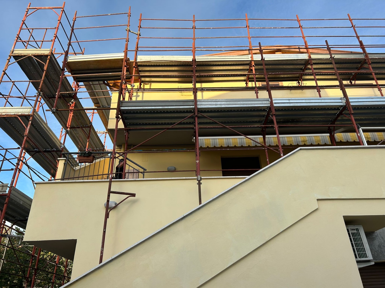 Ristrutturazione con adeguamento sismico ed energetico di una palazzina in via di Sotto