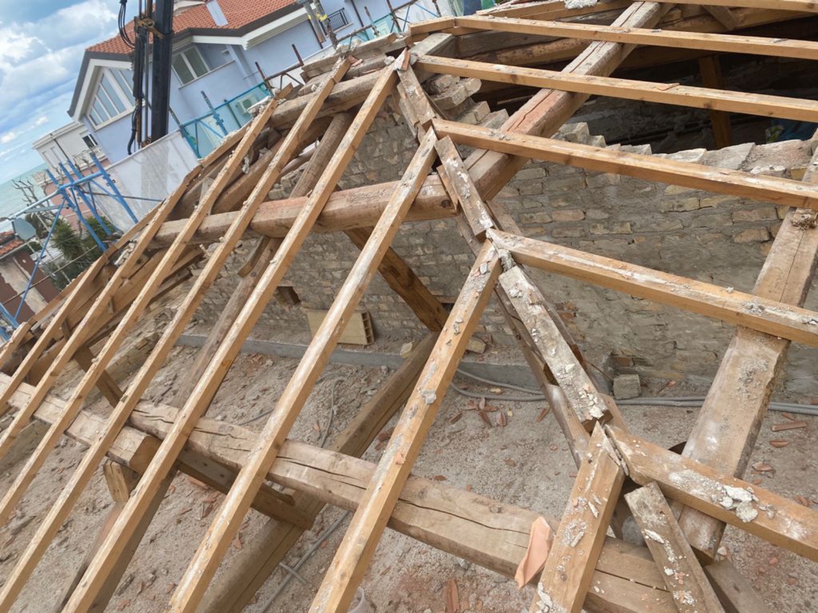 Ristrutturazione con adeguamento energetico e sismico di un piccolo condominio in via Barbella
