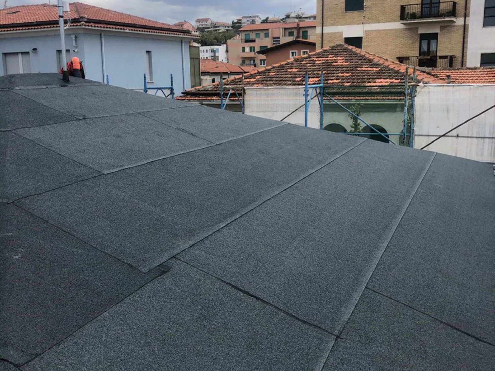 Ristrutturazione con adeguamento energetico e sismico di un piccolo condominio in via Barbella