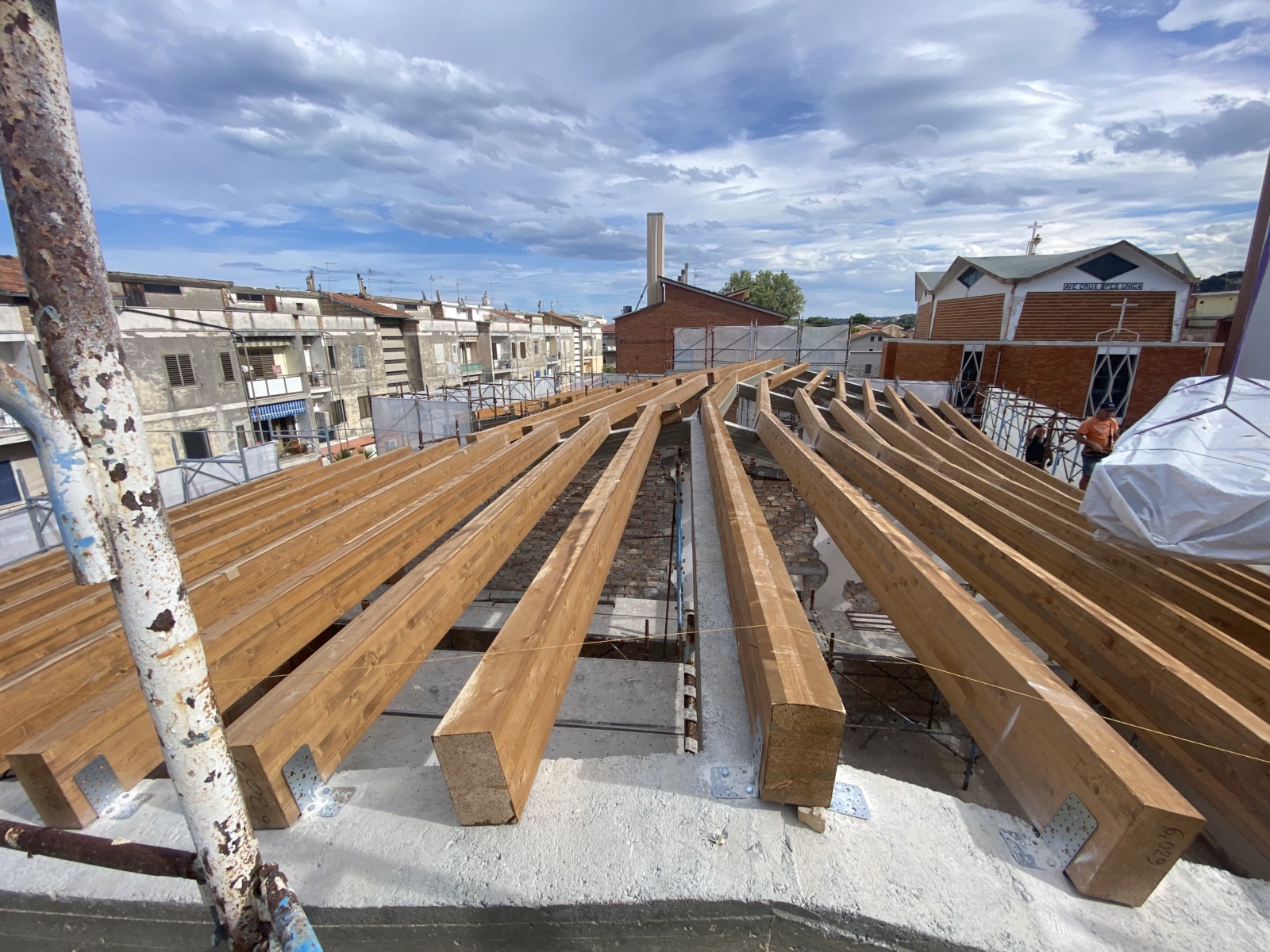 Realizzazione di una nuova copertura di una villa in via Tirino
