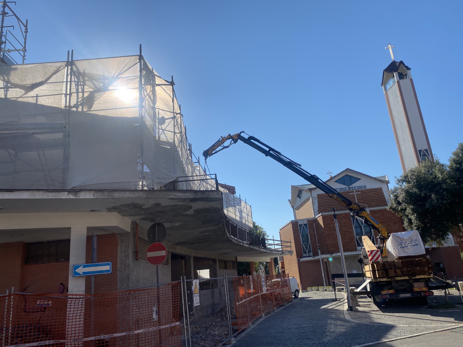 Realizzazione di una nuova copertura di una villa in via Tirino