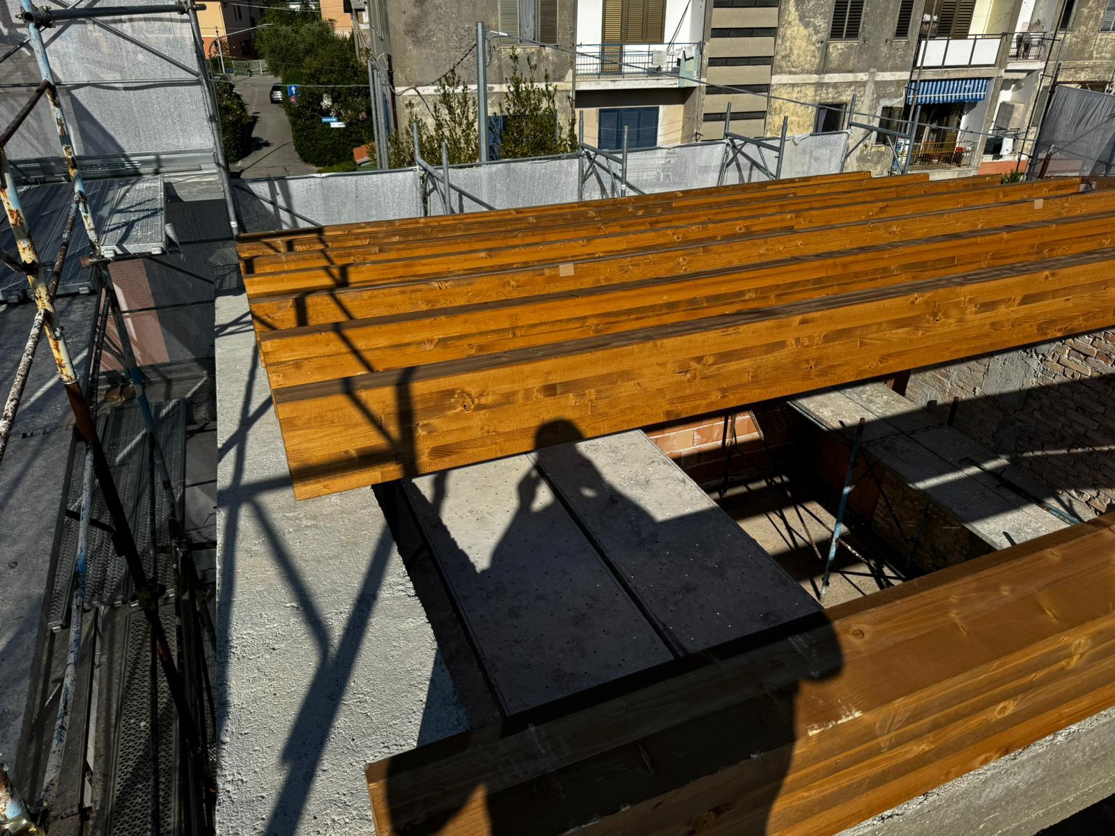 Realizzazione di una nuova copertura di una villa in via Tirino