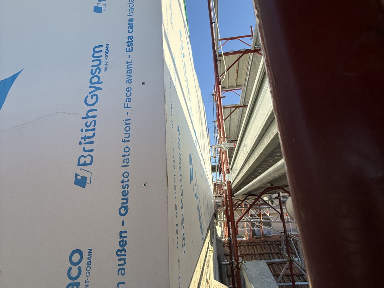 Sopraelevazione in legno di un condominio in via Martiri Angolani