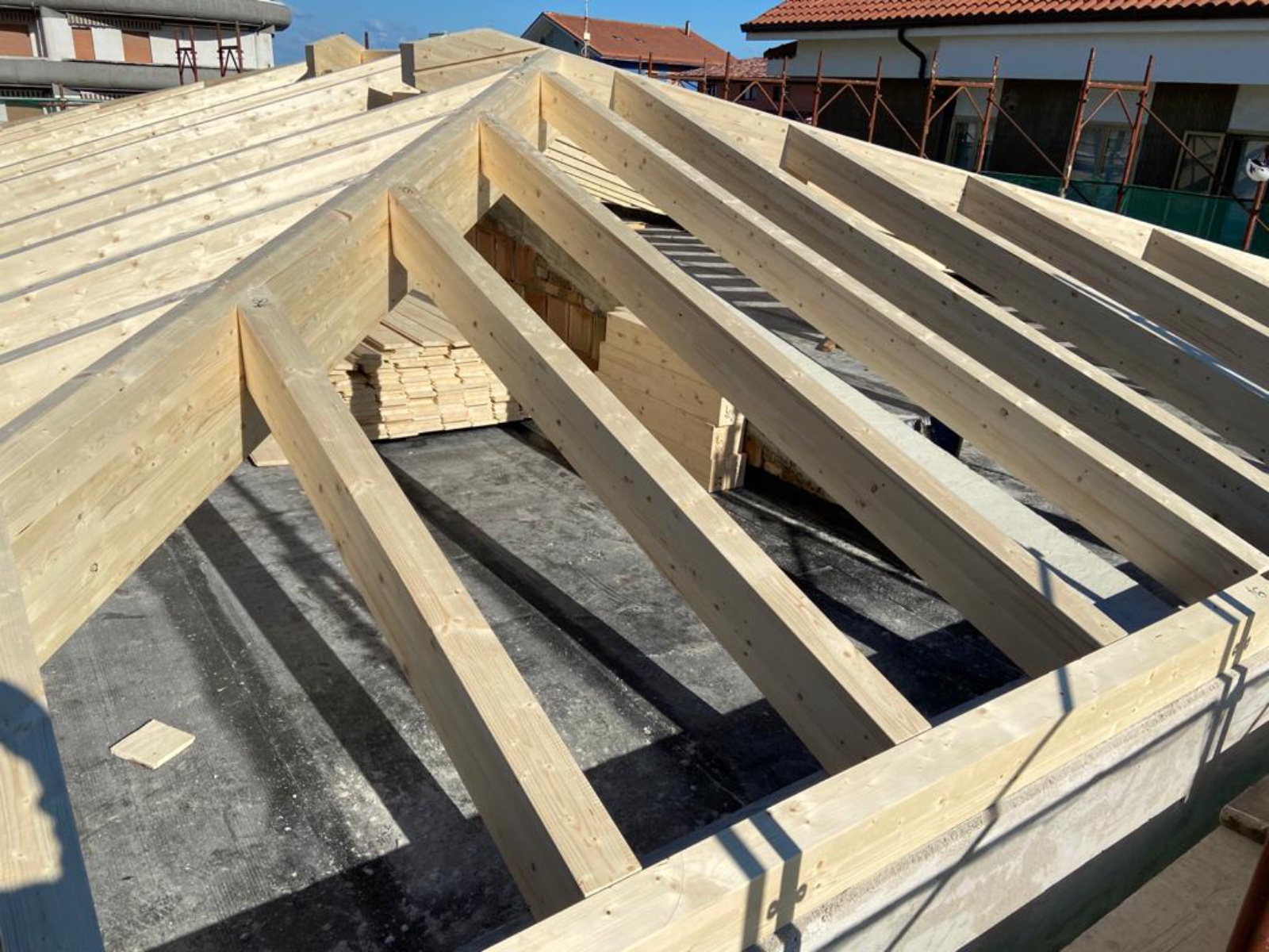 Ristrutturazione con adeguamento energetico e sismico di un piccolo condominio in via Figlia di Iorio