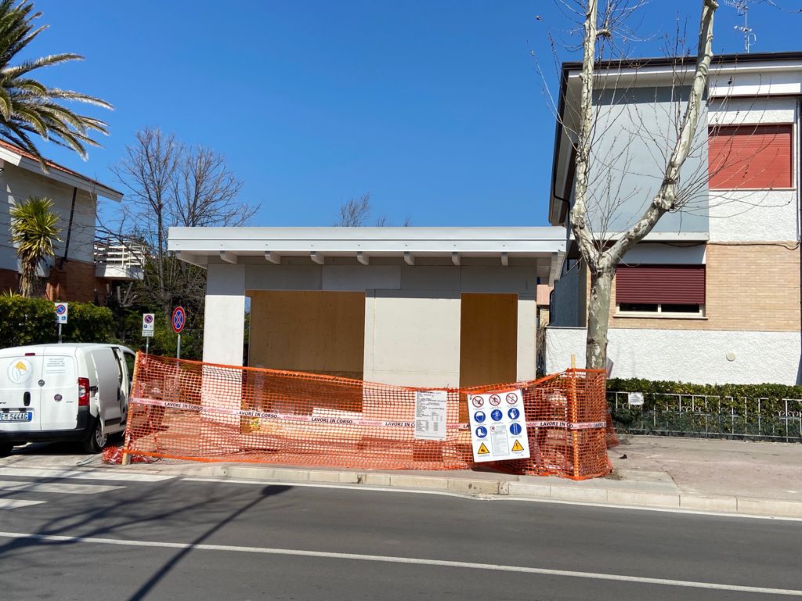 Realizzazione di una nuova edicola in legno in viale Alcione