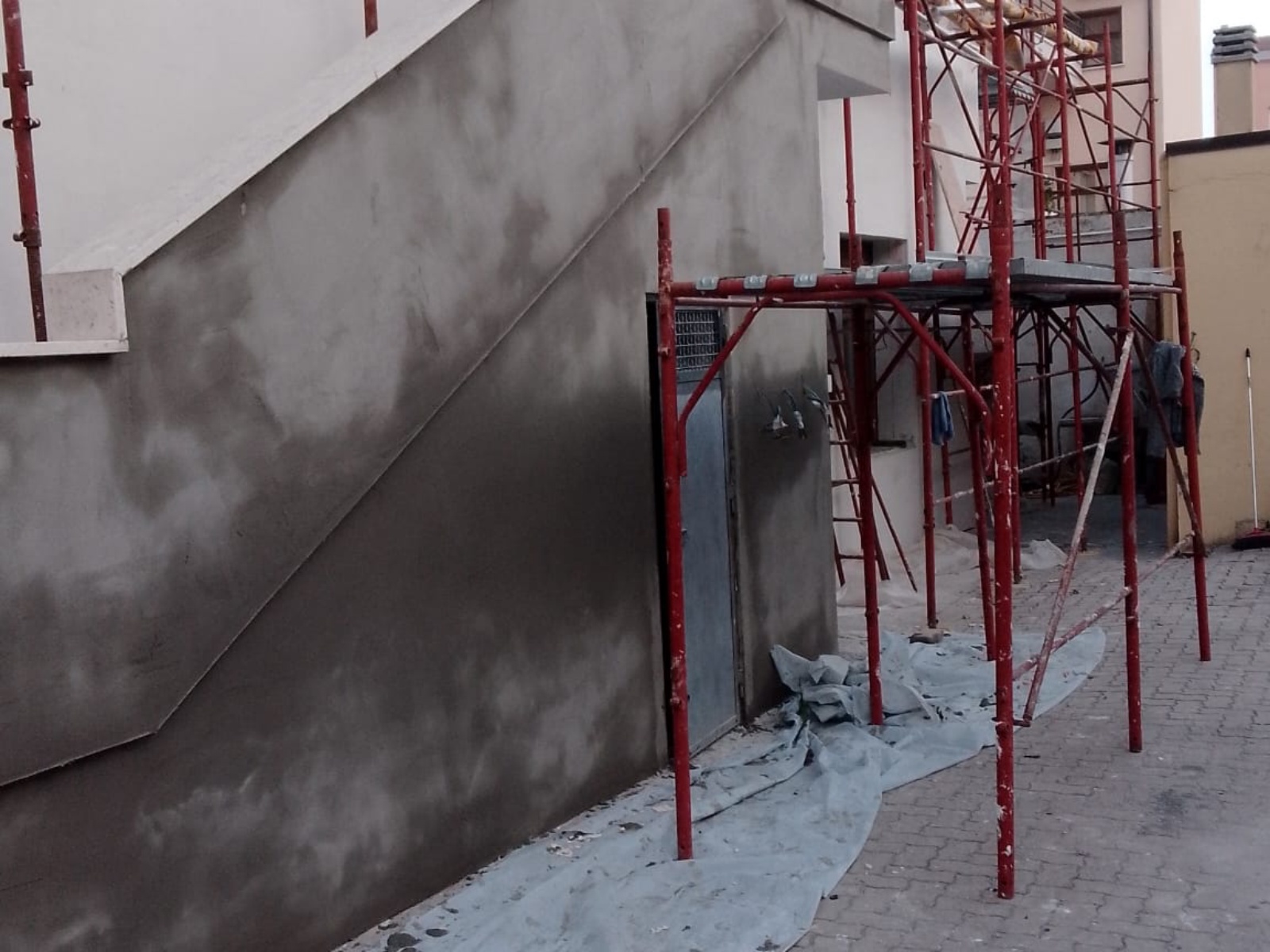 Ristrutturazione con adeguamento sismico ed energetico di una palazzina in via di Sotto