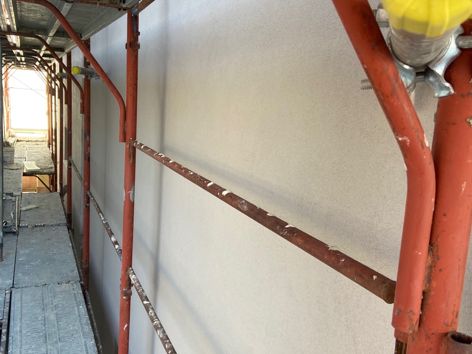 Ristrutturazione con adeguamento sismico ed energetico e sopraelevazione di un condominio in via Reno