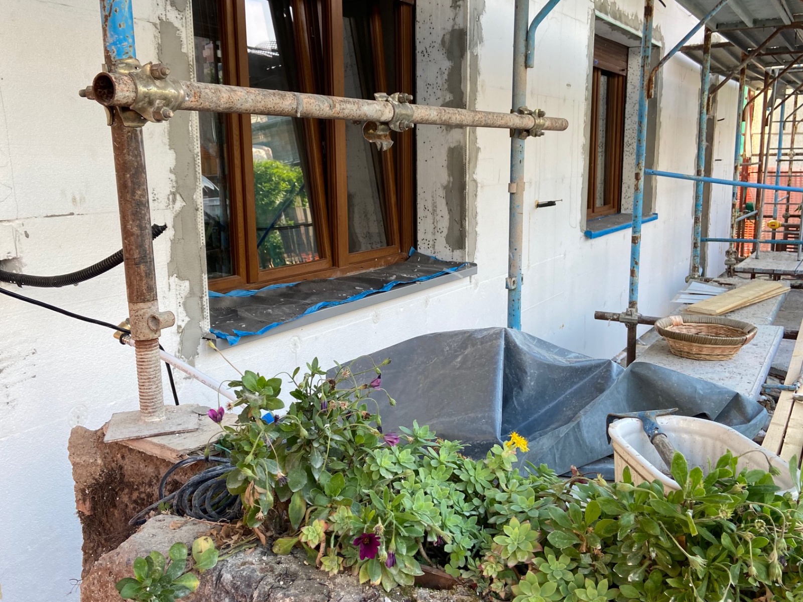 Ristrutturazione con adeguamento energetico e sismico di un piccolo condominio in via Barbella