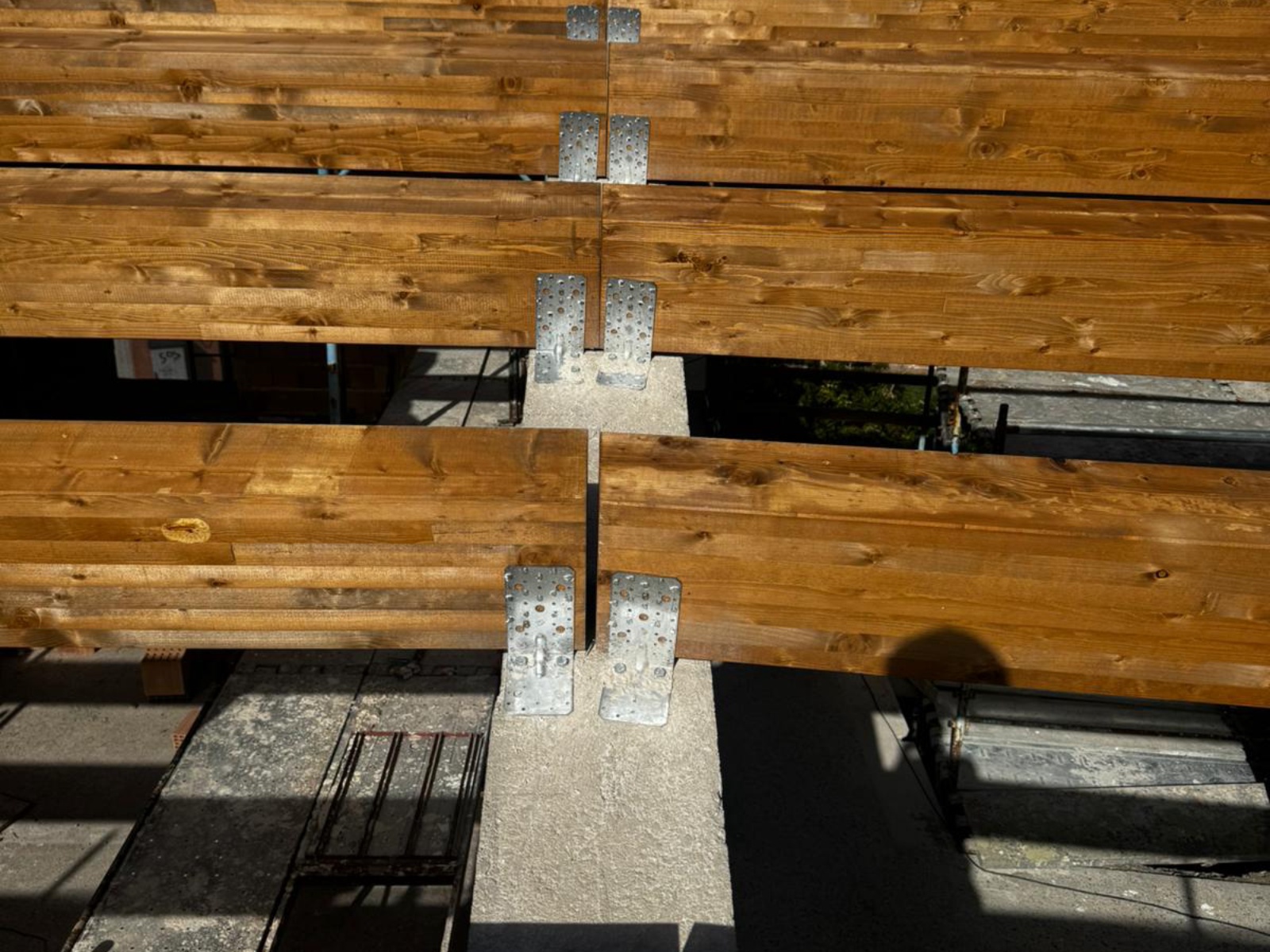 Realizzazione di una nuova copertura di una villa in via Tirino