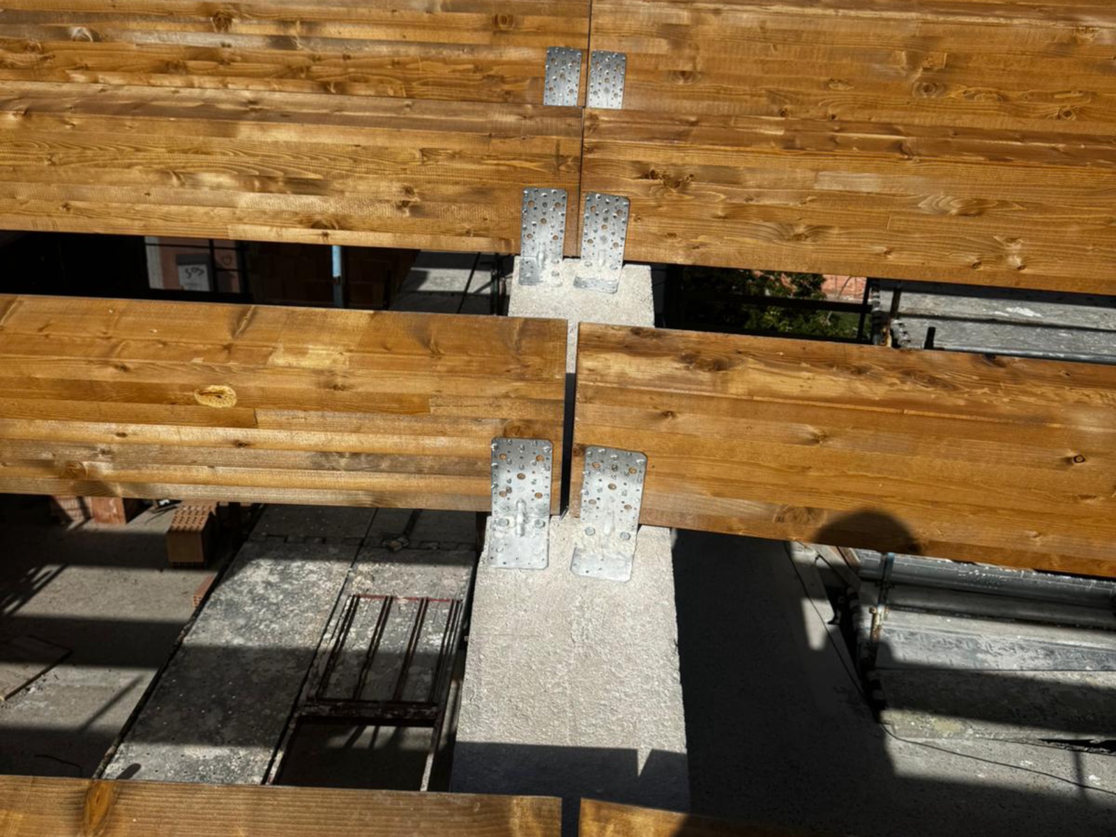 Realizzazione di una nuova copertura di una villa in via Tirino