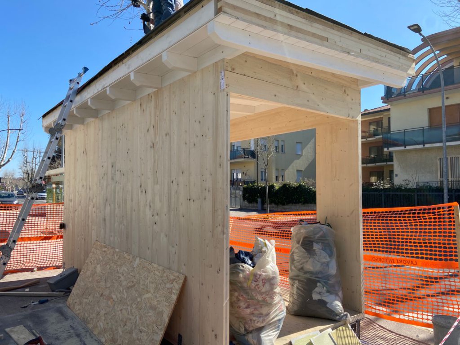 Realizzazione di una nuova edicola in legno in viale Alcione