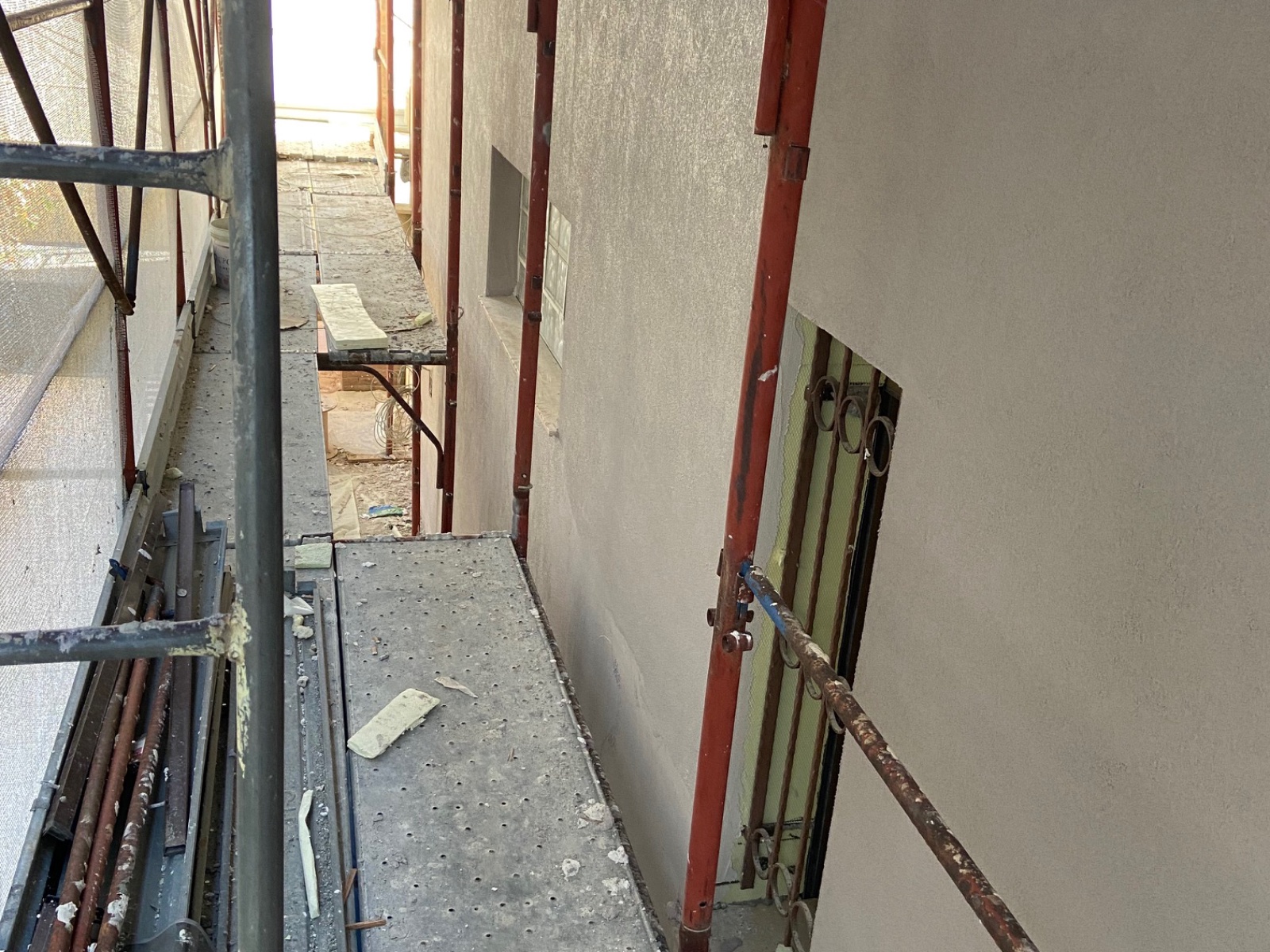 Ristrutturazione con adeguamento sismico ed energetico e sopraelevazione di un condominio in via Reno