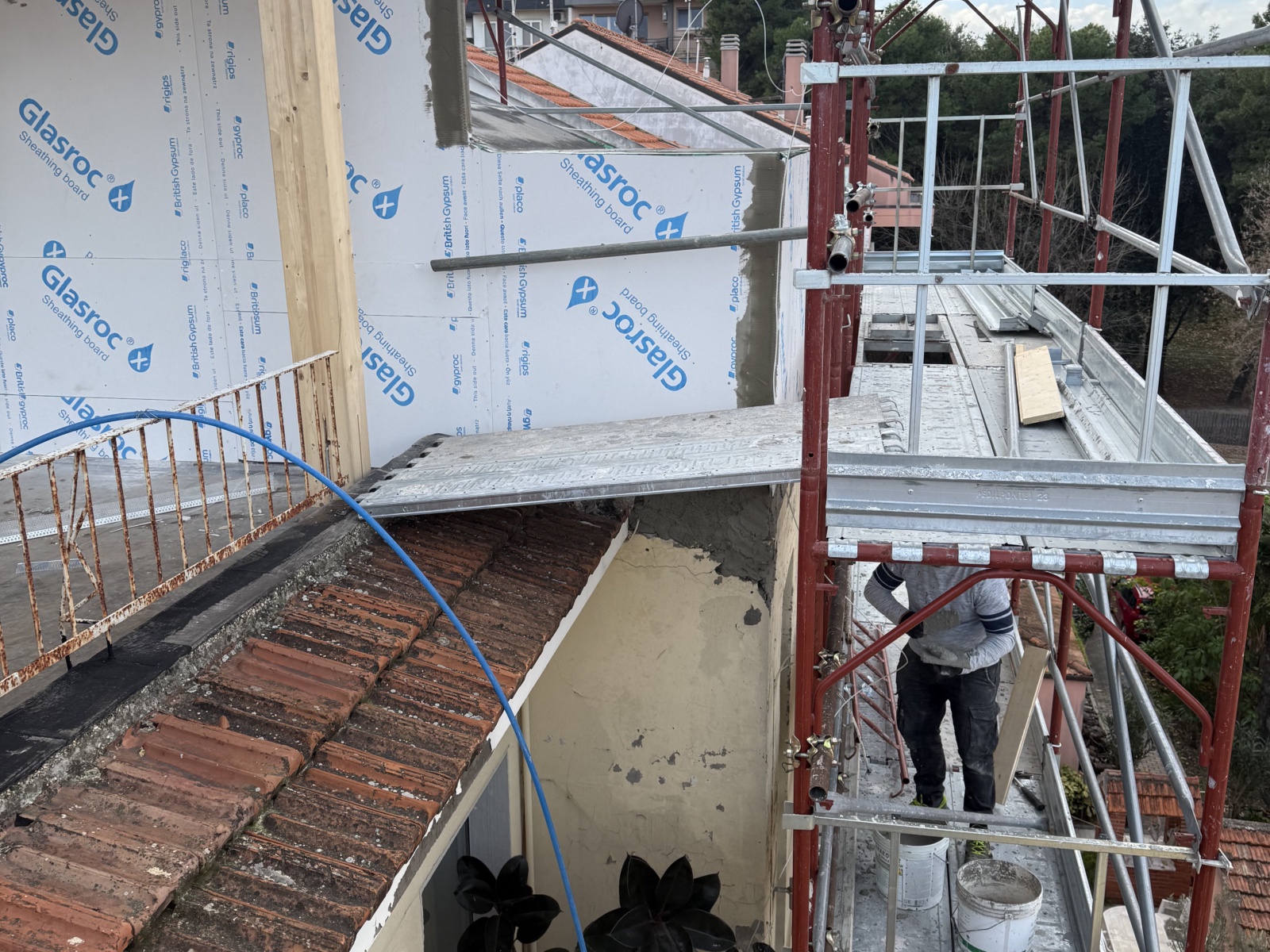 Sopraelevazione in legno di un condominio in via Martiri Angolani