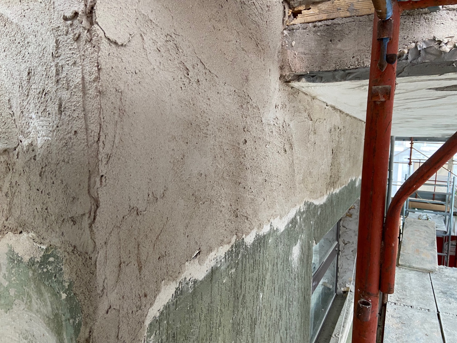 Ristrutturazione con adeguamento sismico ed energetico e sopraelevazione di un condominio in via Reno