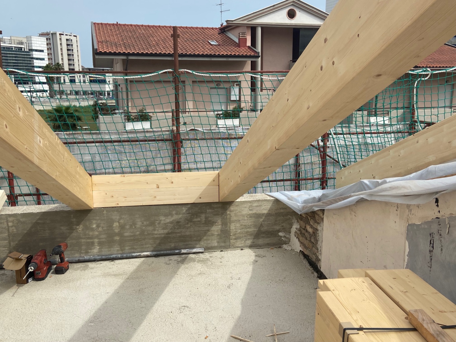 Ristrutturazione con adeguamento energetico e sismico di un condominio in via Tirino